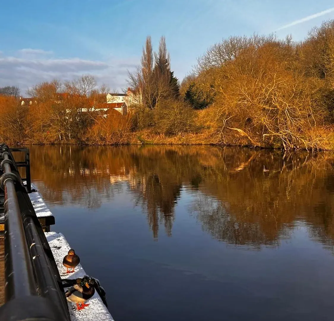 Holiday home Silver Cottage Sits Amidst Yarms Cobbles And River It Is Steps From The Restaurants Pubs Shops And Coffee Houses And Has A Kingsize Bed