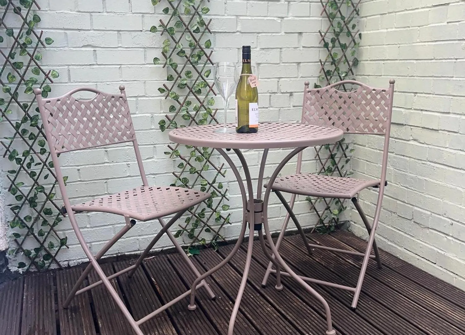 Silver Cottage Sits Amidst Yarms Cobbles And River It Is Steps From The Restaurants Pubs Shops And Coffee Houses And Has A Kingsize Bed Holiday home Yarm