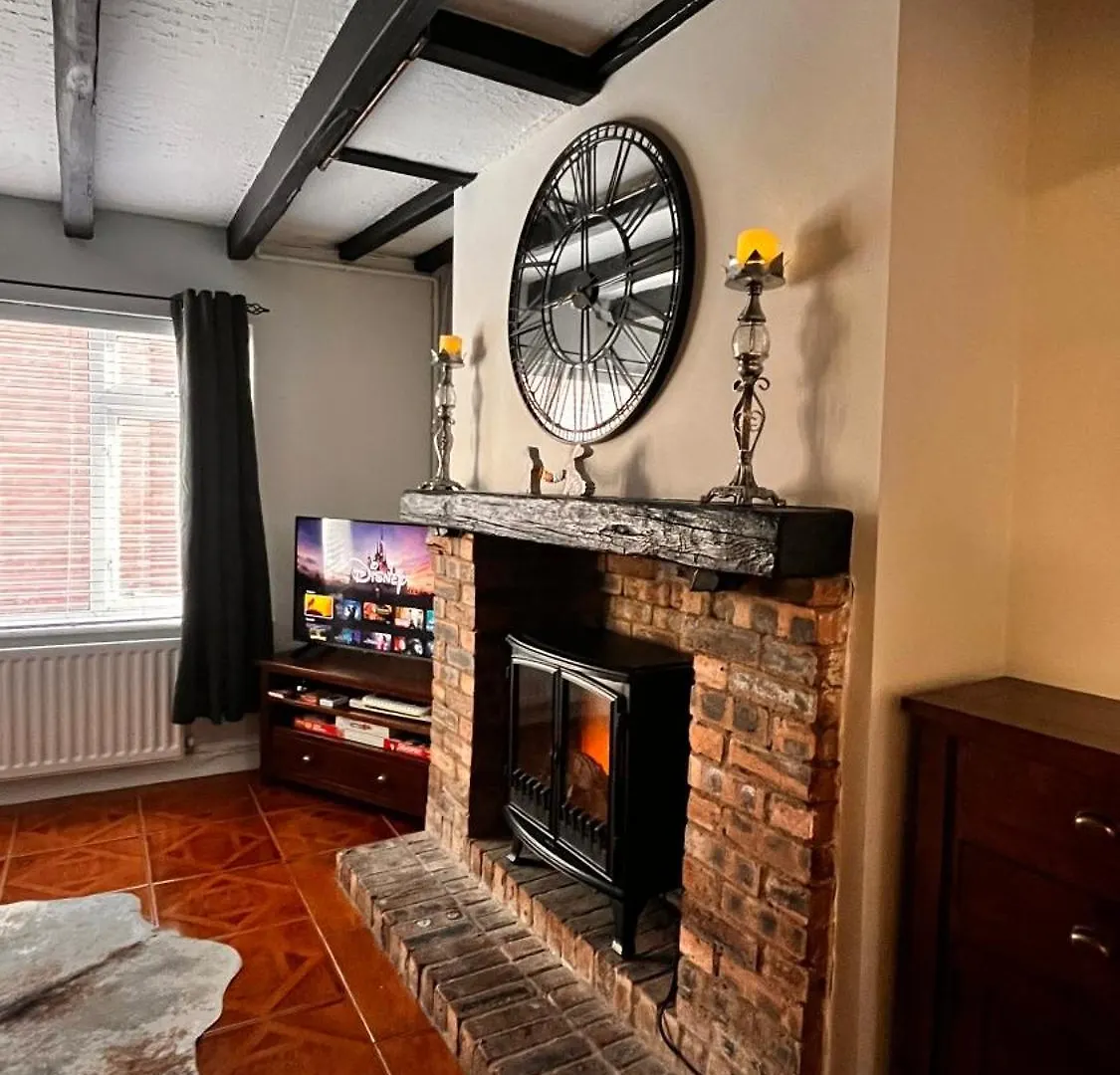 Silver Cottage Sits Amidst Yarms Cobbles And River It Is Steps From The Restaurants Pubs Shops And Coffee Houses And Has A Kingsize Bed Holiday home Yarm