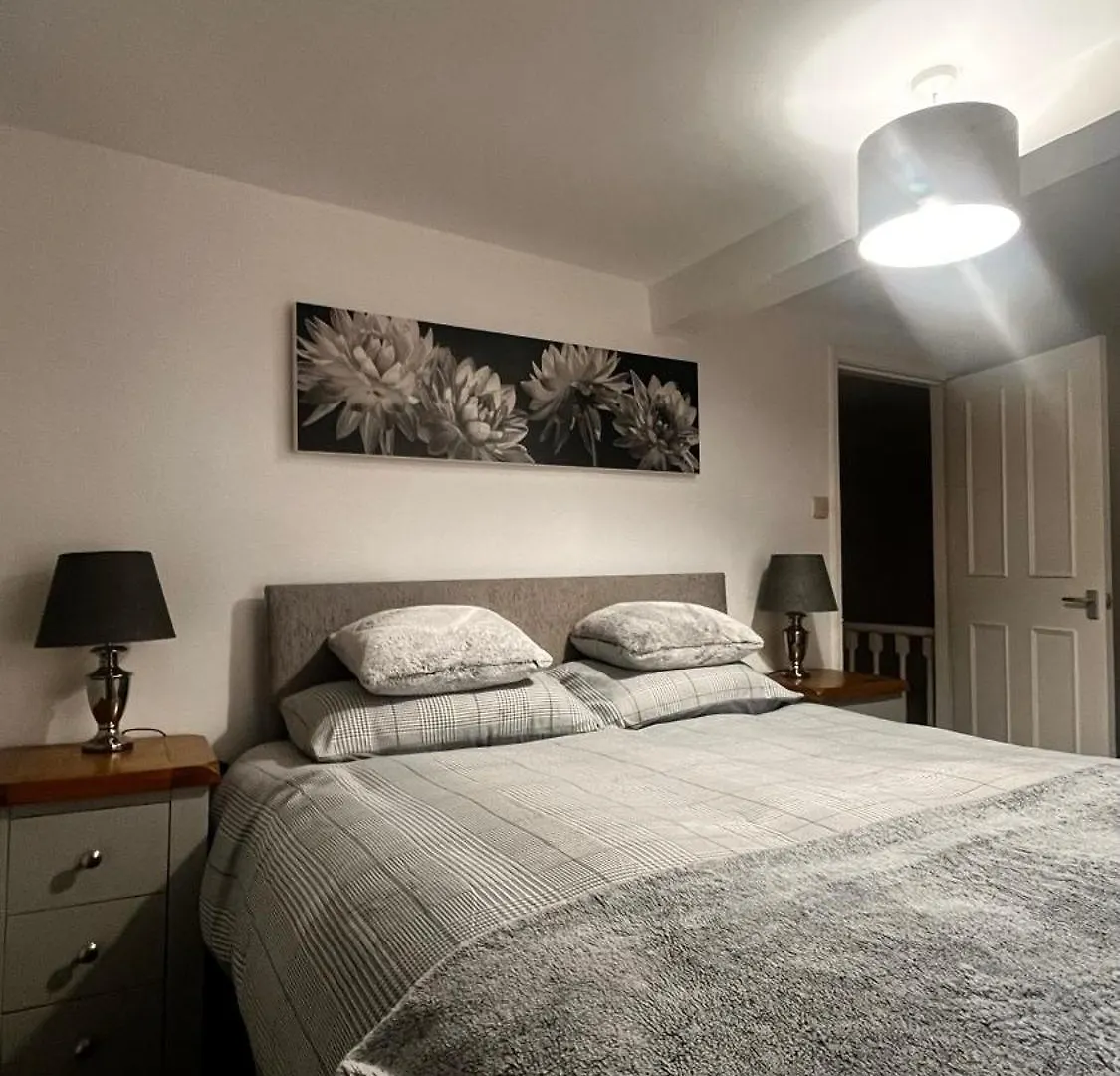 Silver Cottage Sits Amidst Yarms Cobbles And River It Is Steps From The Restaurants Pubs Shops And Coffee Houses And Has A Kingsize Bed Yarm