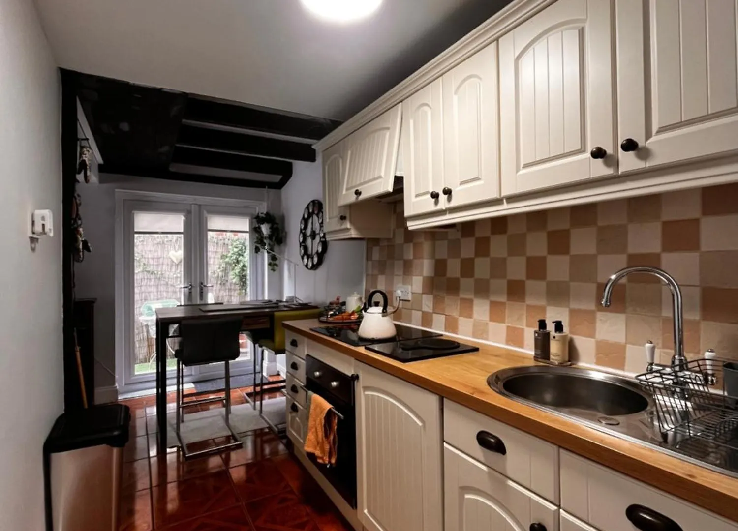 Holiday home Silver Cottage Sits Amidst Yarms Cobbles And River It Is Steps From The Restaurants Pubs Shops And Coffee Houses And Has A Kingsize Bed