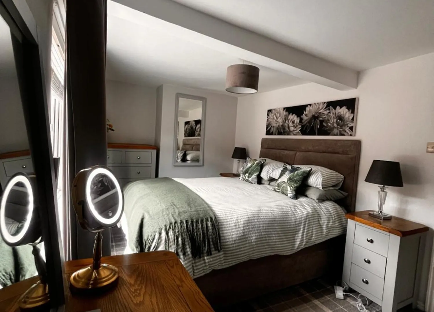 Silver Cottage Sits Amidst Yarms Cobbles And River It Is Steps From The Restaurants Pubs Shops And Coffee Houses And Has A Kingsize Bed location