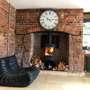  Apartment Lavish At Montpellier Gardens United Kingdom